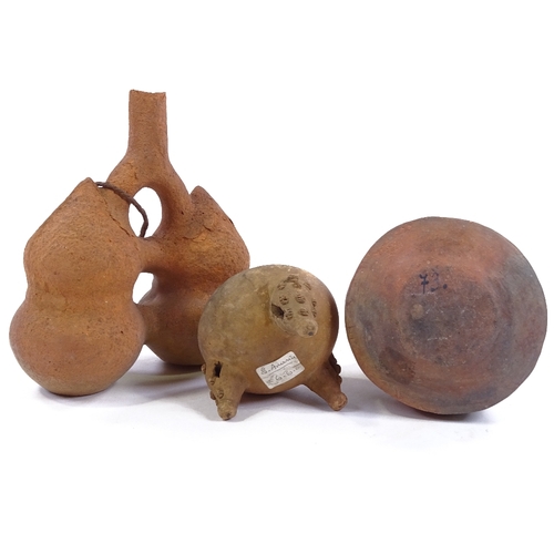 197 - 3 pieces of Ancient South American terracotta, comprising a double-body flask from Peru, height 18cm... 