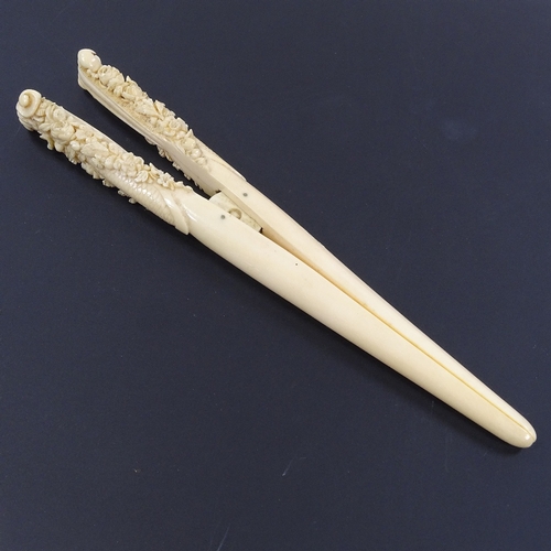 282 - A pair of 19th century ivory glove stretchers, with relief carved floral handles, length 22cm