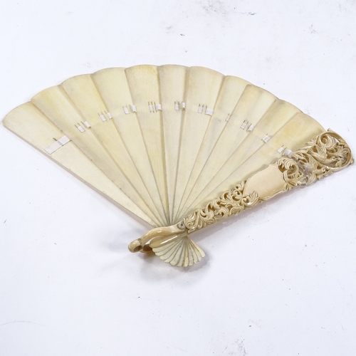 286 - A 19th century Dieppe ivory Brise fan, with carved and pierced dove decorated guard