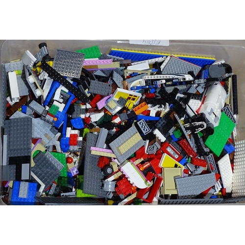 182 - A large quantity of various Lego bricks and tiles