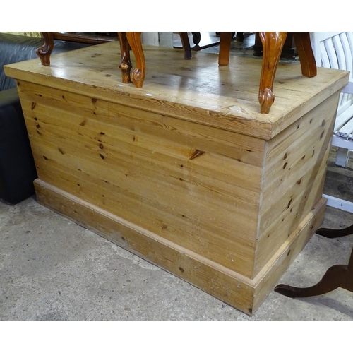 1522 - A large polished pine blanket chest, W131cm, H74cm, D70cm