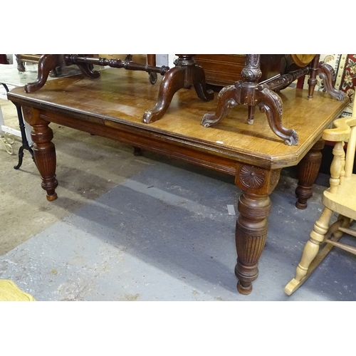 1539 - An Edwardian oak canted-corner wind-out dining table (no spare leaf), on fluted legs, L160cm