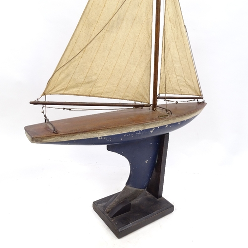 113 - A Victorian painted wood hulled model pond yacht, with sails and rigging, hull length 16cm, height 1... 