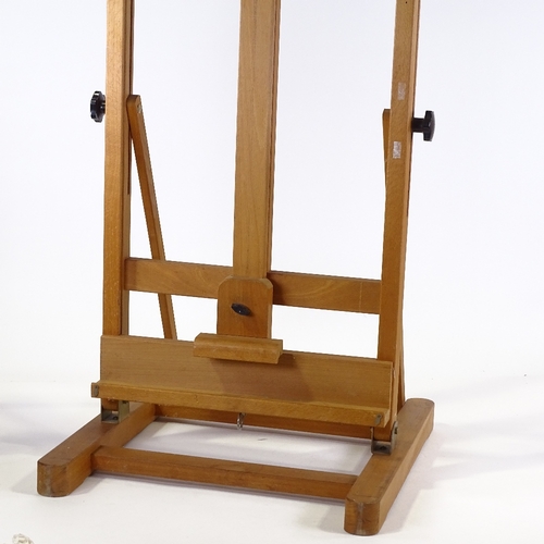 1301 - A modern studio easel