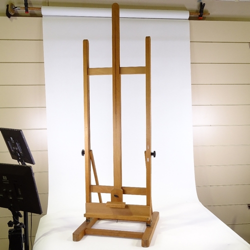 1301 - A modern studio easel