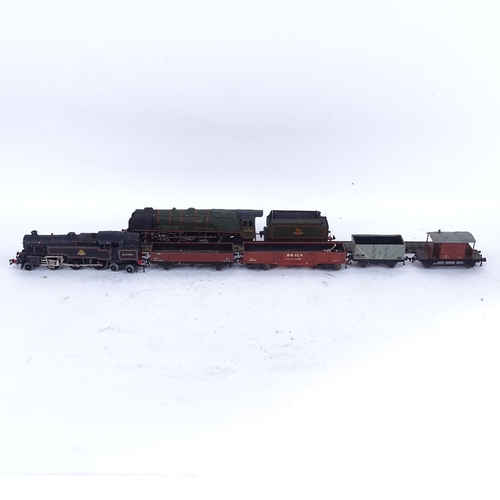 384 - Various Vintage Hornby Dublo train locomotive sets, including Duchess of Montrose, Dublo accessories... 