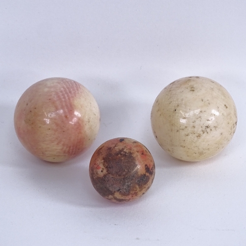 416 - A quantity of Antique carved and polished ivory games balls, average diameter 4cm (25)