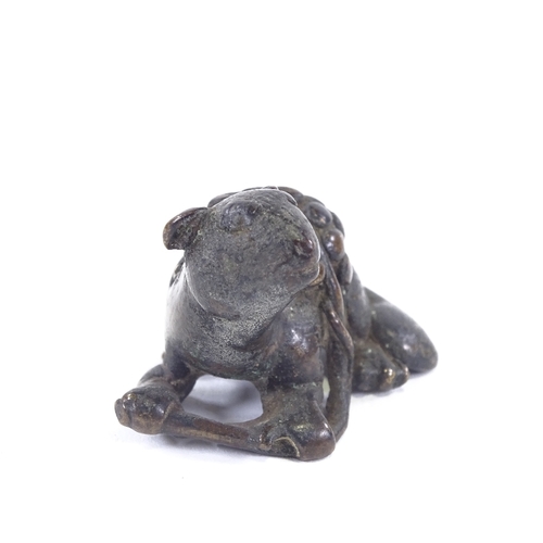 21 - A Chinese minature cast bronze otter with seaweed, indistinct makers mark to rear of neck, length 5c... 