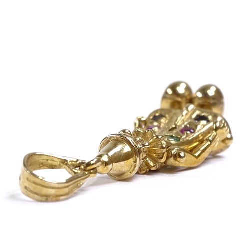 541 - A novelty 9ct gold gem set articulated figural clown pendant, set with emeralds, rubies and sapphire... 