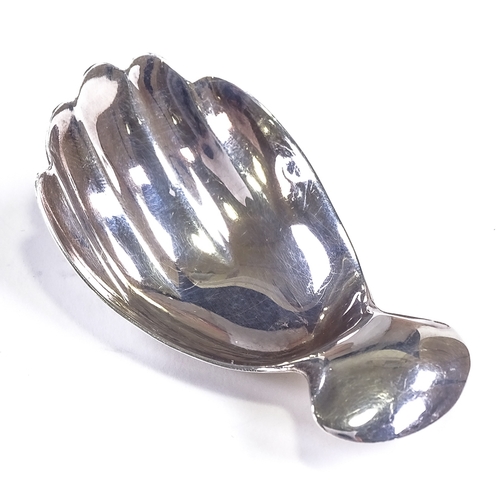 550 - An Elizabeth II silver hand-shaped tea caddy spoon, by Perry, Glossop & Co, hallmarks Sheffield 1986... 