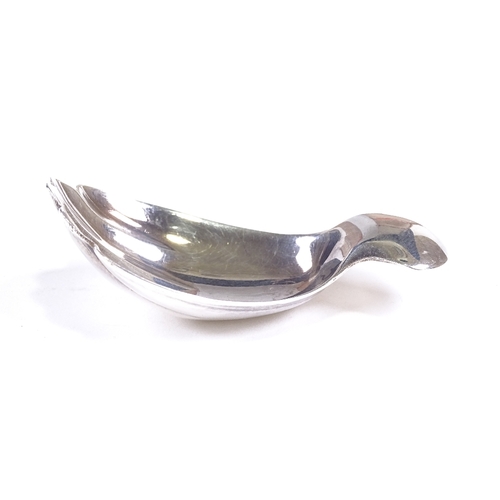 550 - An Elizabeth II silver hand-shaped tea caddy spoon, by Perry, Glossop & Co, hallmarks Sheffield 1986... 