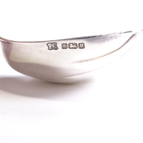 550 - An Elizabeth II silver hand-shaped tea caddy spoon, by Perry, Glossop & Co, hallmarks Sheffield 1986... 