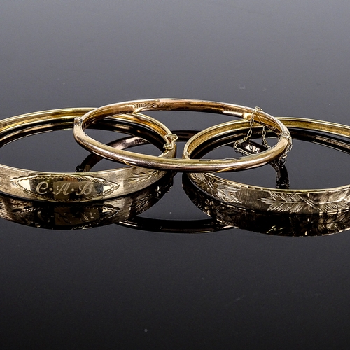 553 - 3 9ct gold hinged bangles, internal length 58mm, internal height 50mm, 17.2g total (3)