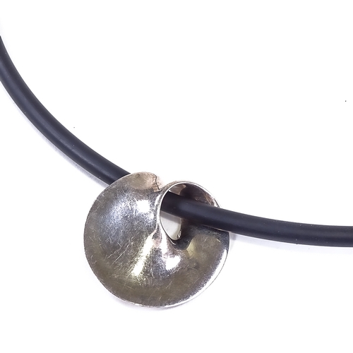 582 - VIVIANNA TORUN BULOW-HUBE FOR GEORG JENSEN - a Danish modernist stylised sterling silver Mobius pend... 