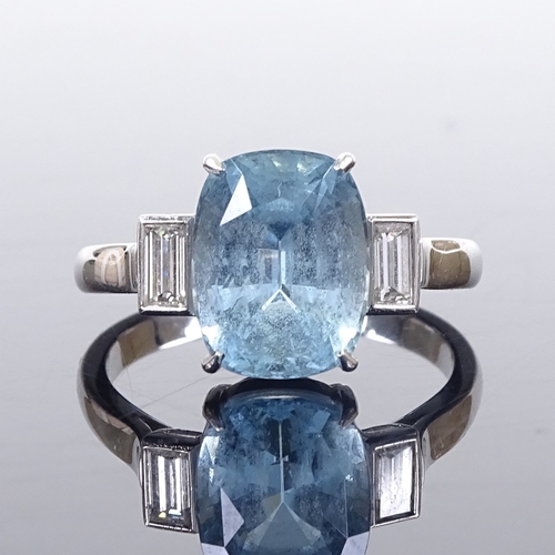 642 - An Art Deco style platinum 3-stone aquamarine and diamond dress ring, oval cushion-cut aqua approx 4... 