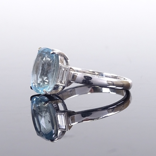 642 - An Art Deco style platinum 3-stone aquamarine and diamond dress ring, oval cushion-cut aqua approx 4... 