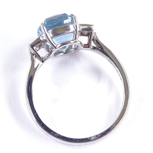 642 - An Art Deco style platinum 3-stone aquamarine and diamond dress ring, oval cushion-cut aqua approx 4... 