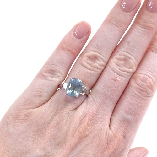 642 - An Art Deco style platinum 3-stone aquamarine and diamond dress ring, oval cushion-cut aqua approx 4... 