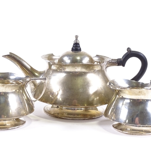 651 - An Edwardian silver 3-piece bachelor's tea set, comprising teapot, sugar bowl and cream jug, squat t... 