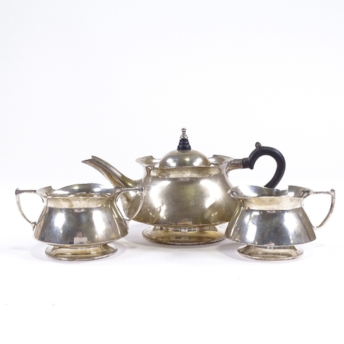 651 - An Edwardian silver 3-piece bachelor's tea set, comprising teapot, sugar bowl and cream jug, squat t... 