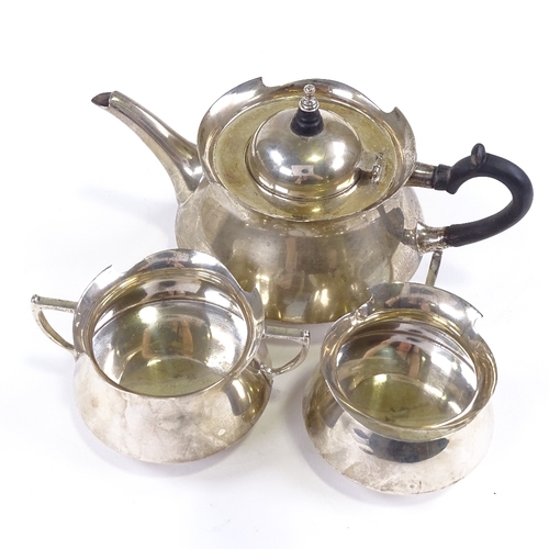 651 - An Edwardian silver 3-piece bachelor's tea set, comprising teapot, sugar bowl and cream jug, squat t... 