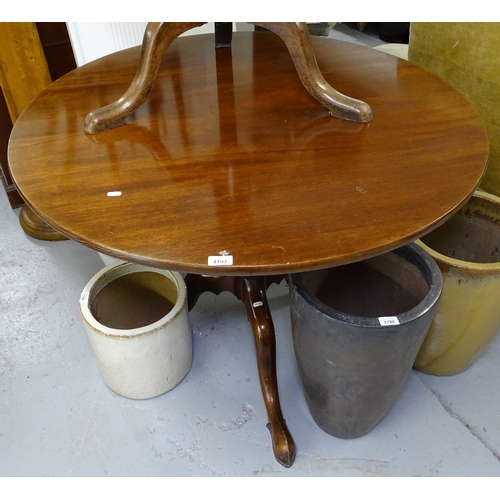 1797 - A Georgian mahogany tilt-top table, on tripod base. W103cm