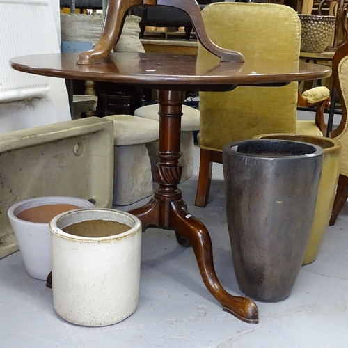 1797 - A Georgian mahogany tilt-top table, on tripod base. W103cm