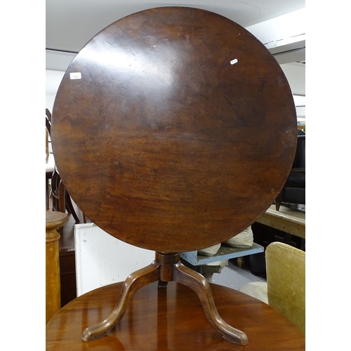 1800 - A Georgian mahogany tilt-top table, on tripod base, W90cm