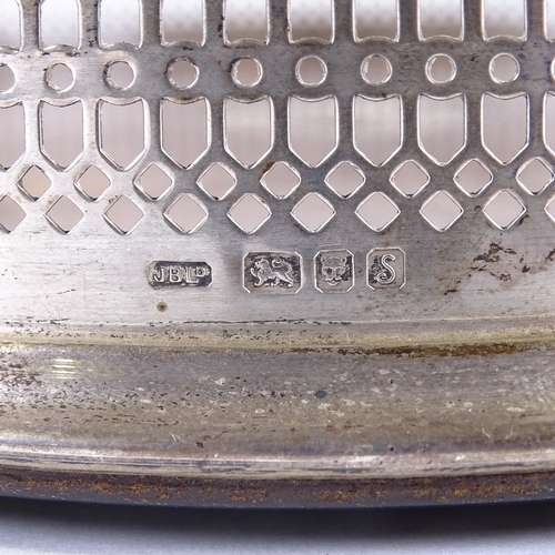 104 - A circular mahogany and silver drinks tray, with pierced gallery, London 1973, diameter 26cm