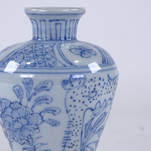 132 - A Chinese blue and white porcelain vase, hand painted decoration, height 16cm