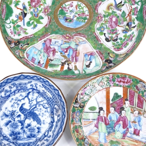 217 - A Chinese famille vert porcelain plate, diameter 25cm, and 2 other small Chinese plates (3)