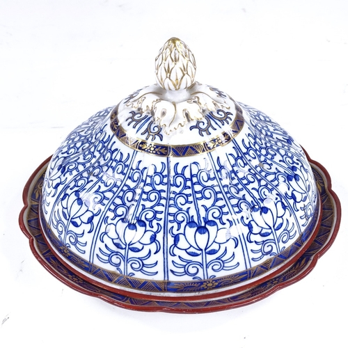 365 - A Worcester blue white and gilt decorated muffin dish and cover, diameter 19cm