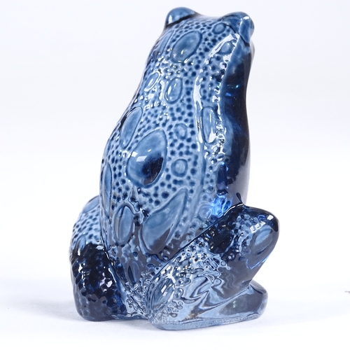 72 - LALIQUE - blue glass grenouille (frog), engraved signature, height 5cm