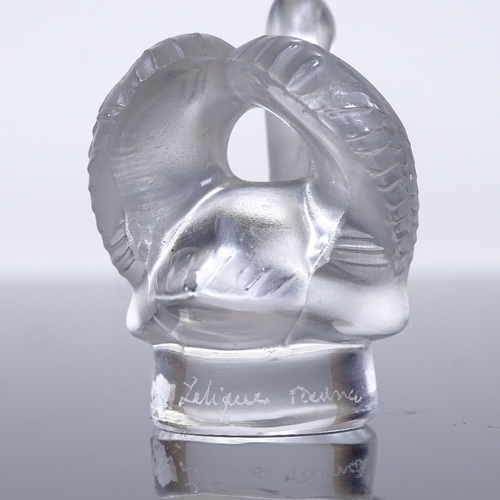 77 - LALIQUE - frosted glass swan, engraved signature, height 5cm