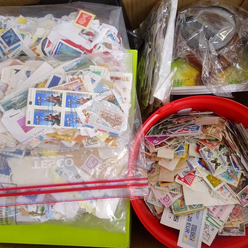 105 - A large quantity of various loose world postage stamps (boxful)