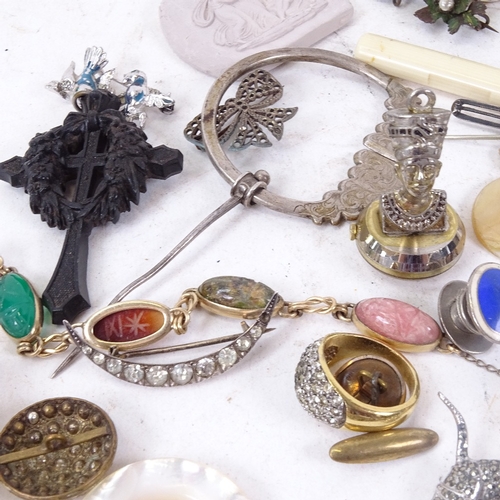 218 - A group of various jewellery, buttons etc