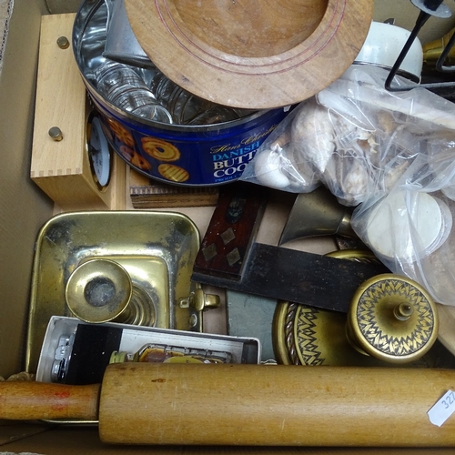 327 - Ornaments and kitchenalia (boxful)