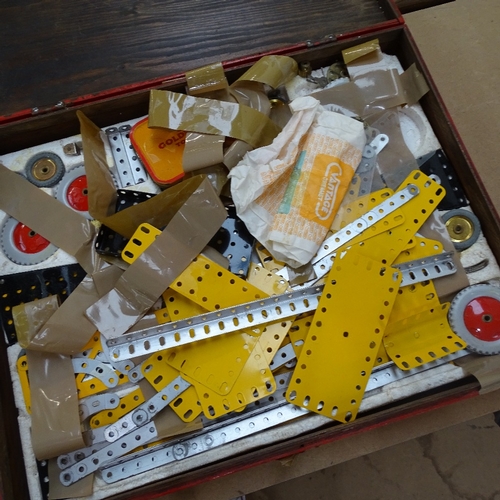 563 - A box of Meccano