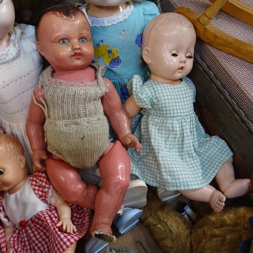 639 - Dolls, teddy bears, doll's bed etc