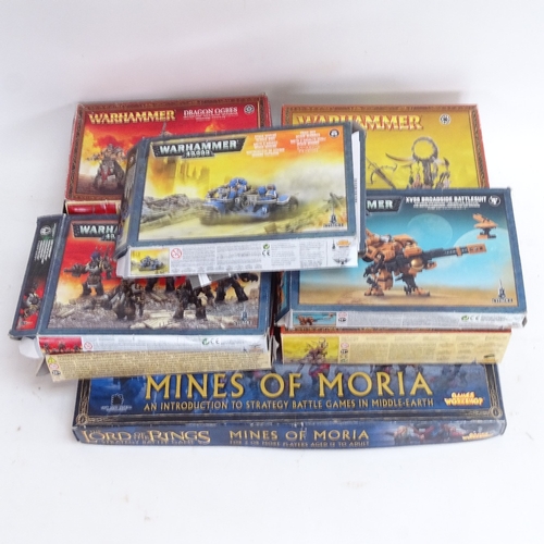 90 - Various Games Workshop plastic assembly model toys, including Warhammer 40,000, and The Lord of The ... 