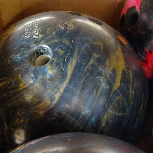 715 - 4 bowling balls