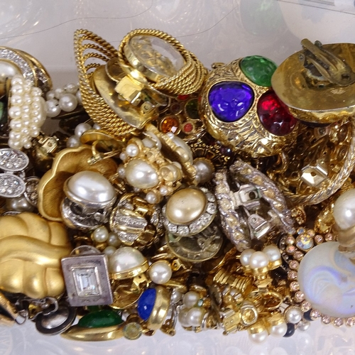 852 - 4 boxes of various costume jewellery, to include a large quantity of brooches