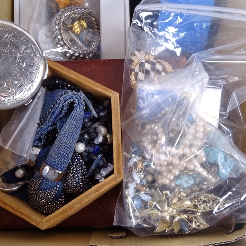 931 - A box of mixed costume jewellery, to include silver compact, other compacts, tray of brooches, metal... 