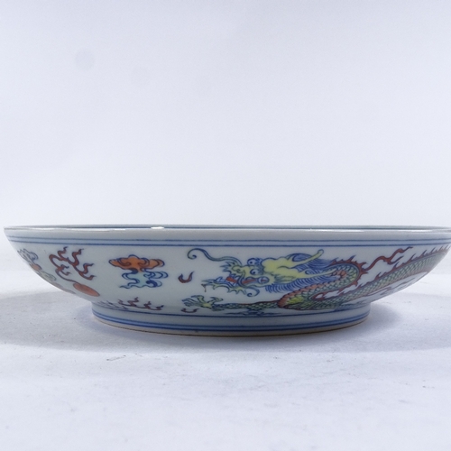 318 - A Chinese porcelain dish with painted dragon designs, 6 character mark, diameter 20cm