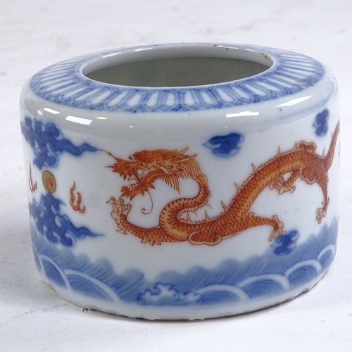 439 - A Chinese blue white and red decorated porcelain brush pot, with dragon design, diameter 8cm, height... 