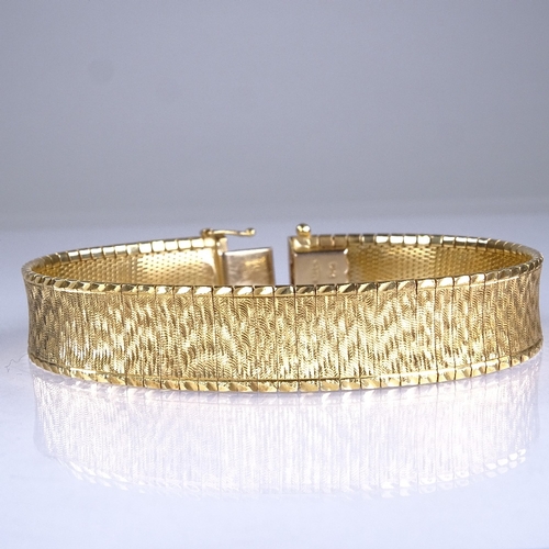 602 - A Vintage Italian 18ct gold textured mesh bracelet, bracelet length 19cm, 34.9g