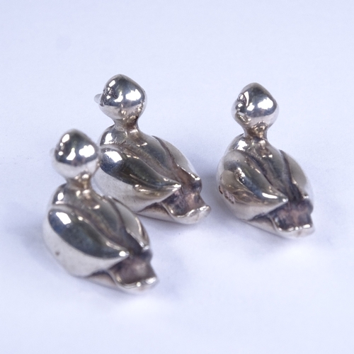 654 - A group of 3 modern Sarah Jones cast sterling silver miniature ducks, hallmarks London 1993, length ... 