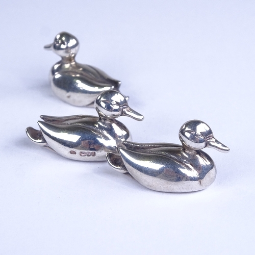 654 - A group of 3 modern Sarah Jones cast sterling silver miniature ducks, hallmarks London 1993, length ... 