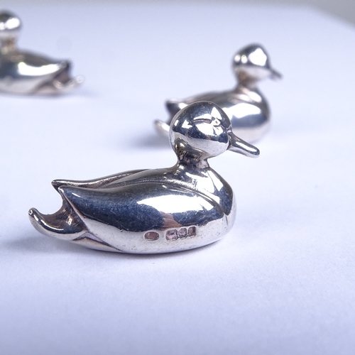 654 - A group of 3 modern Sarah Jones cast sterling silver miniature ducks, hallmarks London 1993, length ... 