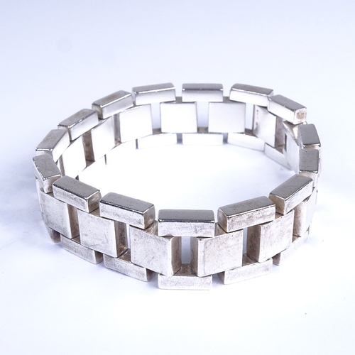 685 - GUCCI - a modern Italian heavy sterling silver gate link bracelet, bracelet length 20cm, 124.3g